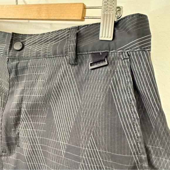 Calvin Klein Geometric Black and Grey Men's Preppy Golf Athletic Shorts Size 32 - Picture 4 of 17
